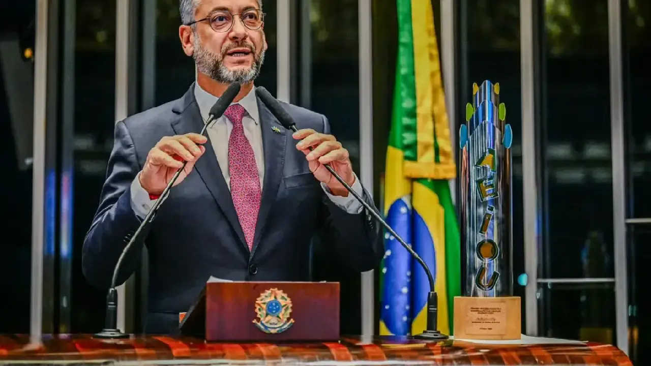 'Esta comenda não é apenas um prêmio, mas um símbolo de esforço coletivo dos educadores', afirma Clécio, ao receber prêmio educacional em Brasília