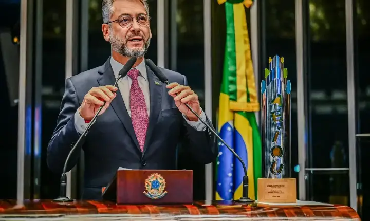 'Esta comenda não é apenas um prêmio, mas um símbolo de esforço coletivo dos educadores', afirma Clécio, ao receber prêmio educacional em Brasília