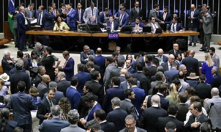 Senadores se posicionam contra o aumento do número de deputados